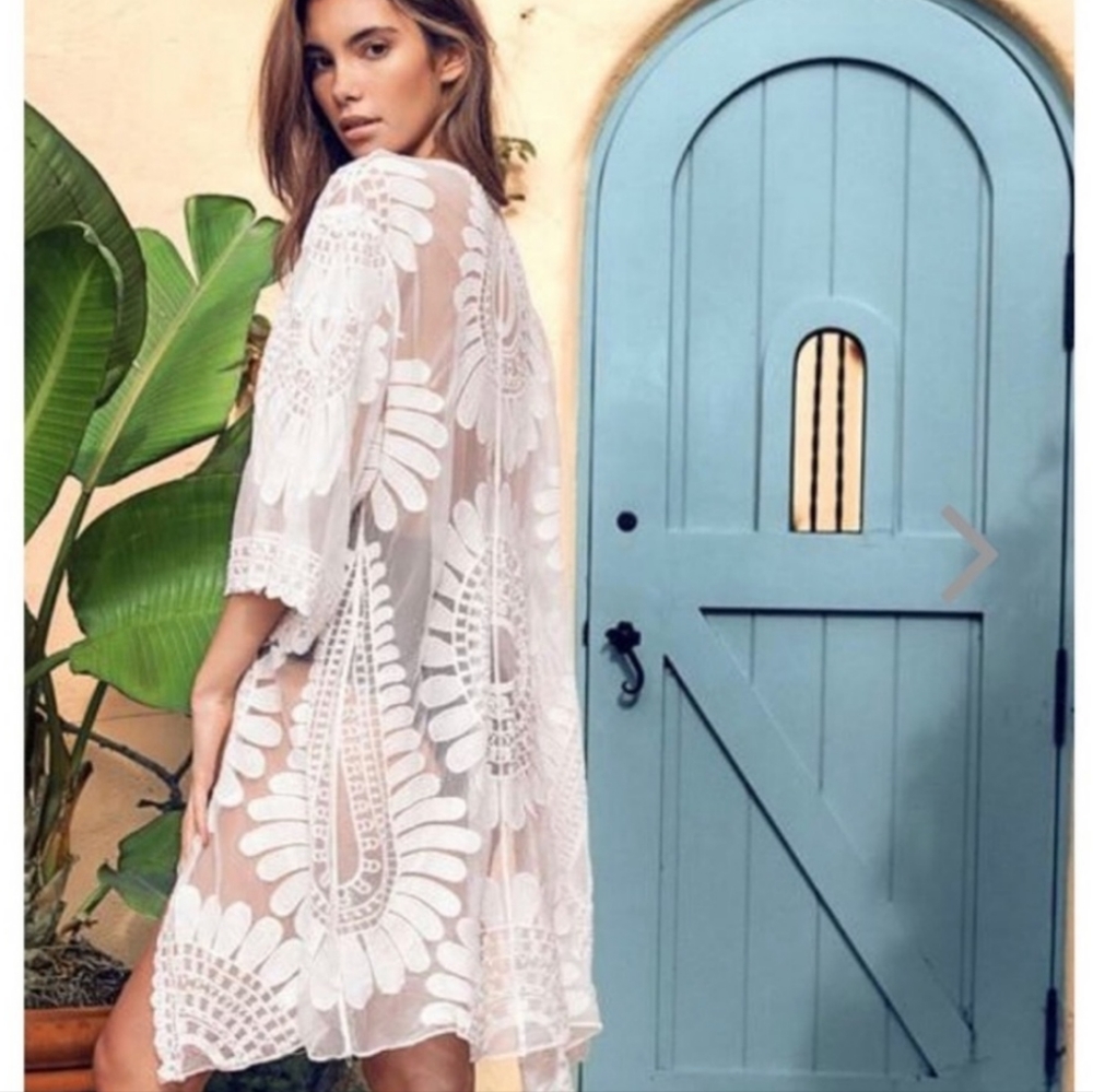✨5/$25✨ Express white lace embroidered kimono